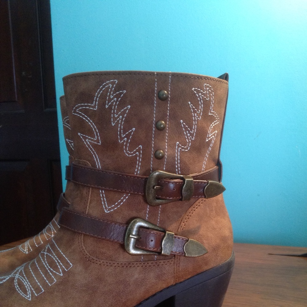 Boots - Picture 2 of 8